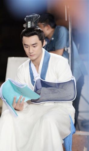 身残志坚蒋劲夫 独臂拍戏似杨过