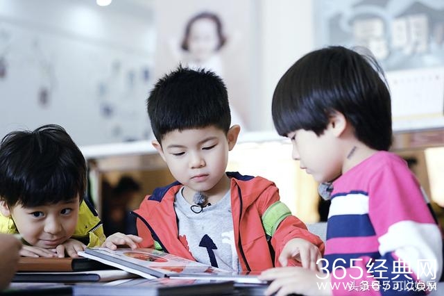 《爸爸4》走复古怀旧风 田亮张伦硕骑自行车秀经典串烧