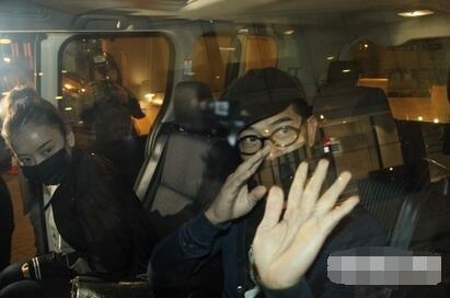 郭富城跑车携女友约会 方媛笑对镜头心情好