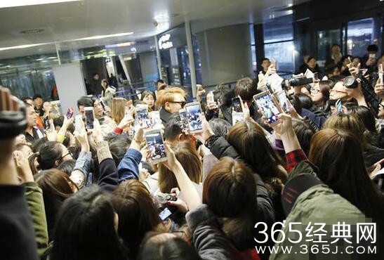 黄子韬现身致交通瘫痪 暖心叮嘱粉丝注意安全