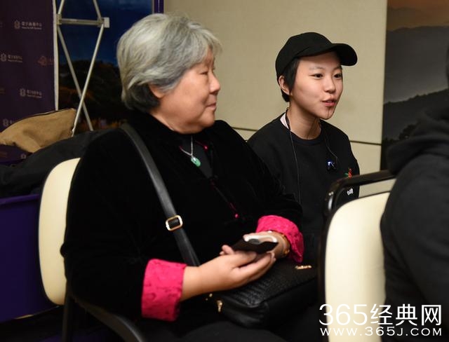 窦唯前妻微博发飙：酒吧卖唱送窦小姐的四合院在哪？