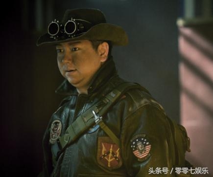 因士兵突击出道，跑多年龙套演盗墓走红，长相不帅老婆却很漂亮