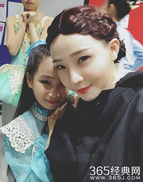 高晓松女儿舞台演出照 网友祝福别长得像爸爸