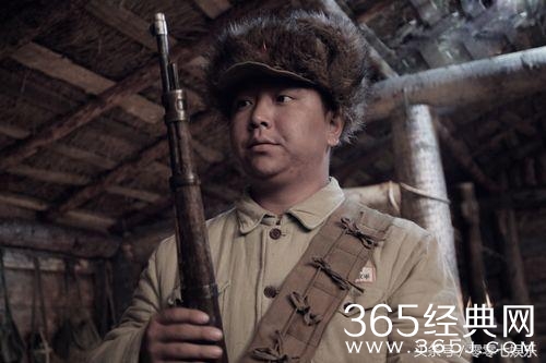 因士兵突击出道，跑多年龙套演盗墓走红，长相不帅老婆却很漂亮