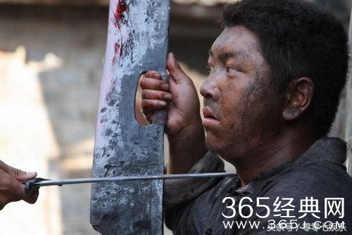 因士兵突击出道，跑多年龙套演盗墓走红，长相不帅老婆却很漂亮