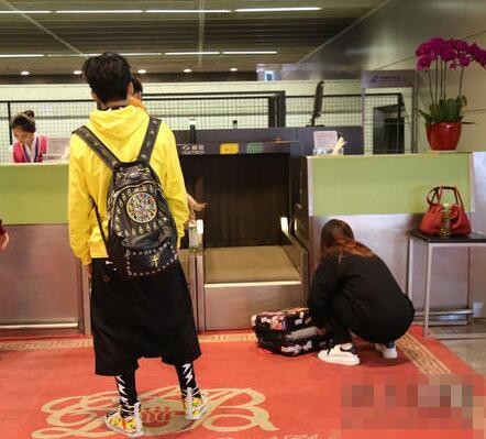 大张伟与经纪人妻子现身 一个耍帅一个整行李