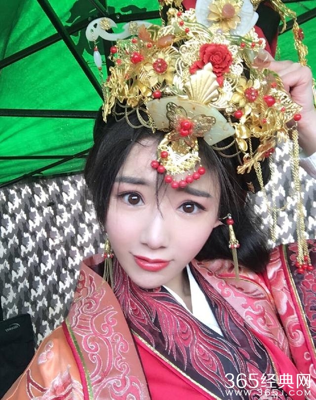 毛晓彤为拍戏骑马狂奔，狼狈不堪，网友齐唱你威武雄壮！