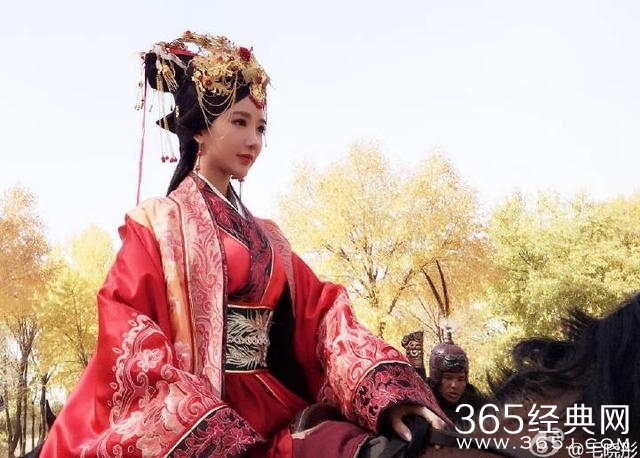 毛晓彤为拍戏骑马狂奔，狼狈不堪，网友齐唱你威武雄壮！