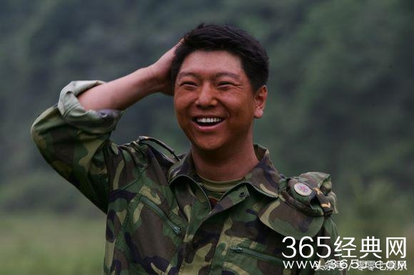 因士兵突击出道，跑多年龙套演盗墓走红，长相不帅老婆却很漂亮