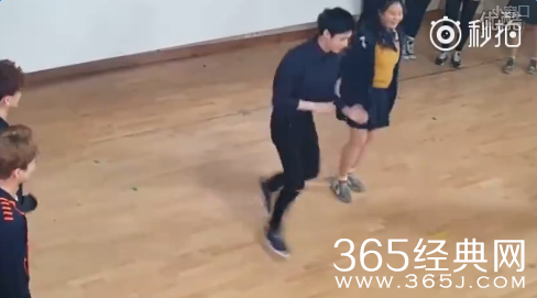 张艺兴被喊中国人滚出去什么反应 调整心情带迷妹跳舞