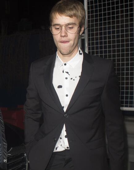 比伯满脸胡渣是怎么回事 得罪造型师了吗