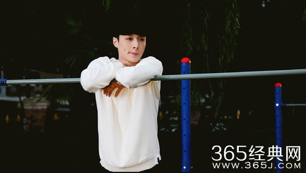 求婚大作战花絮照曝光 张艺兴片场灵活玩单杠