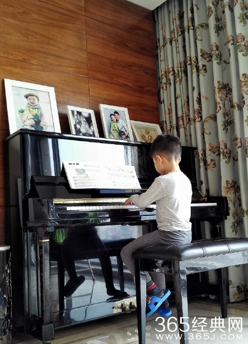 东北宋仲基说的是谁 安吉穿秋裤弹钢琴