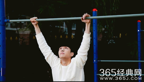 求婚大作战花絮照曝光 张艺兴片场灵活玩单杠