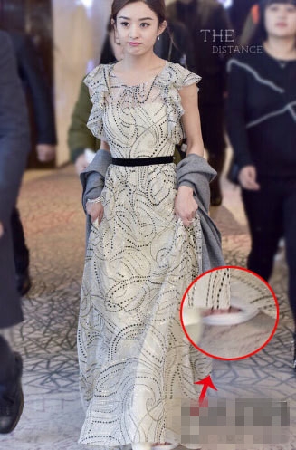 赵丽颖晚礼服出席穿拖鞋是真的吗 赵丽颖礼服配拖鞋图