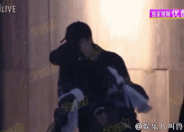 许魏洲恋情疑曝光女方是谁 深夜甜蜜亲吻周雨彤