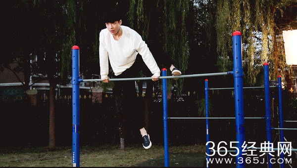 求婚大作战花絮照曝光 张艺兴片场灵活玩单杠