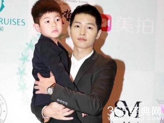 东北宋仲基说的是谁 安吉穿秋裤弹钢琴