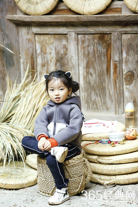 爸爸去哪儿第四季阿拉蕾又换新发型 翘腿坐姿呆萌霸气