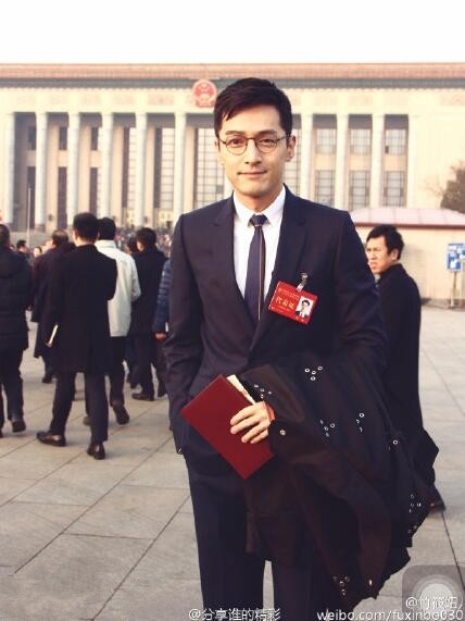 胡歌出席文代会 戴眼镜秒变儒雅老干部