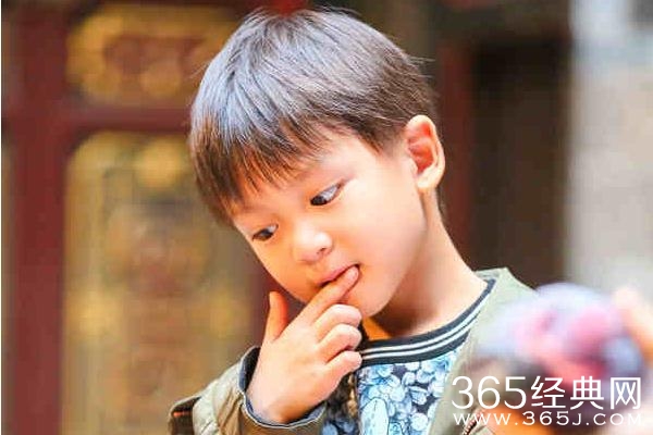 爸爸去哪儿第四季亮仔洁癖不见了 秒变张伦硕同款“糙汉子