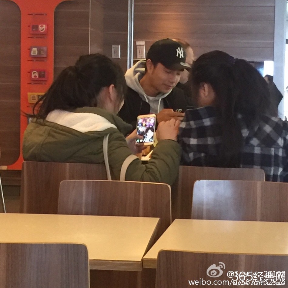 追星女蹲机场集邮明星是怎么回事 林更新杨洋IU在列