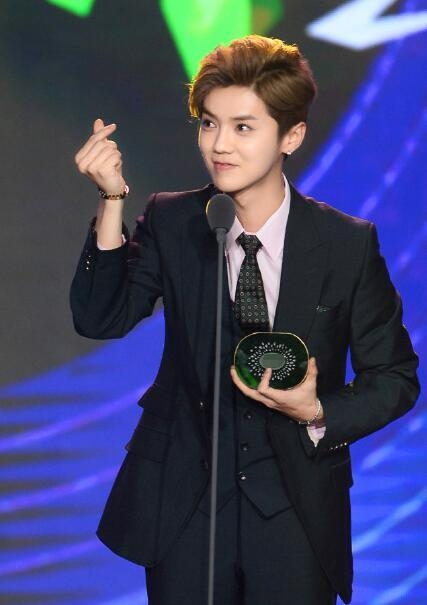 鹿晗穿秋裤是什么梗 鹿晗回应网友催穿秋裤