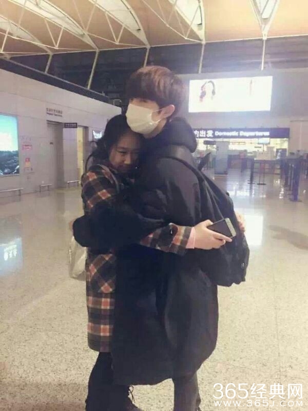 追星女蹲机场集邮明星是怎么回事 林更新杨洋IU在列