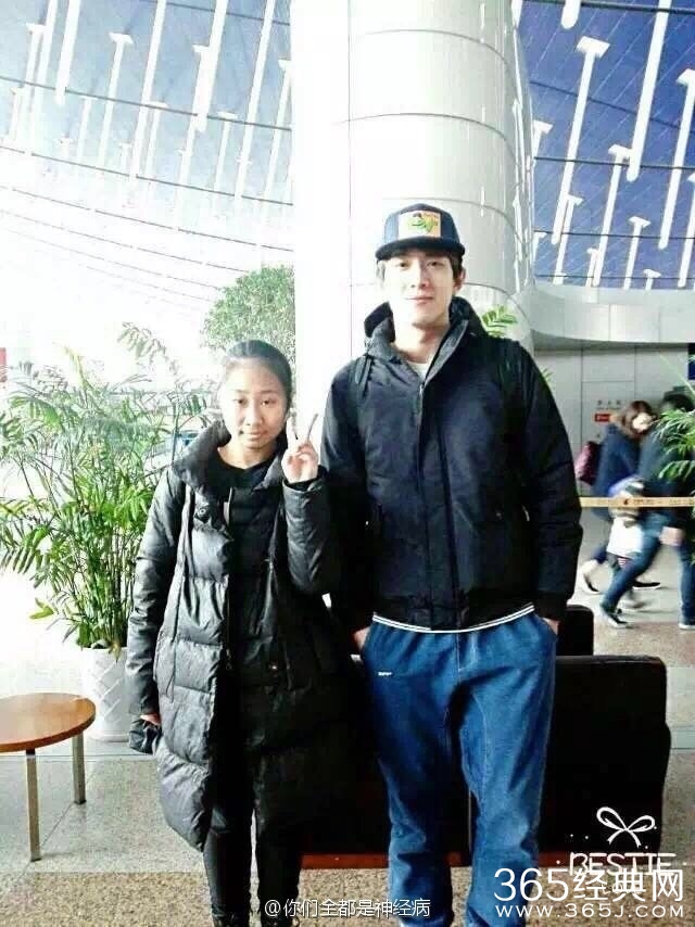 追星女蹲机场集邮明星是怎么回事 林更新杨洋IU在列