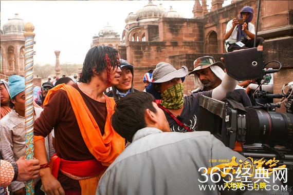 王宝强真是扔进去半条命 《大闹天竺》曝导演特辑