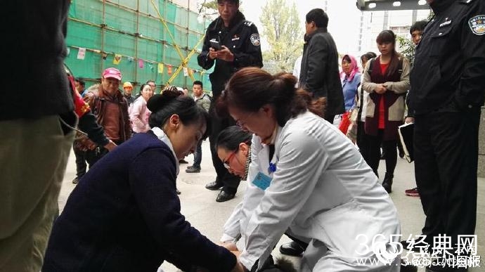 肺癌患者门诊大楼昏倒，护士跪地口吸血痰抢救