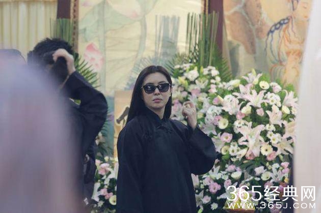 王祖贤父亲出殡 王祖贤墨镜遮面送父最后一程