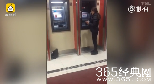 长春土豪女子独占ATM机是怎么回事 女子独占两台ATM轮着取钱还是惯犯