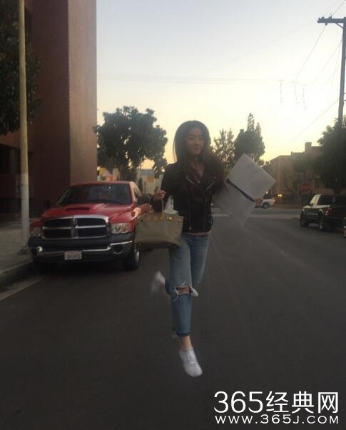 刘亦菲又放飞了自我！大街上跳跃拍照