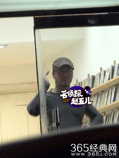 杨坤被曝夜会神秘美女是真的吗 杨坤被曝夜会神秘美女被抓拍照片