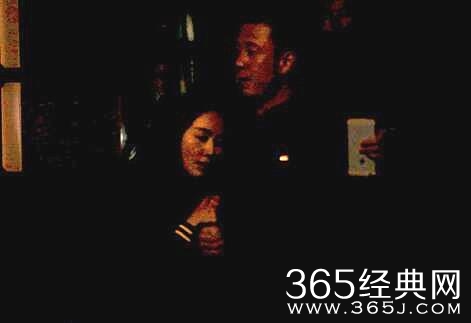 杨坤被曝夜会神秘美女是真的吗 杨坤被曝夜会神秘美女被抓拍照片