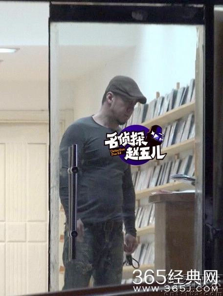 杨坤被曝夜会神秘美女是真的吗 杨坤被曝夜会神秘美女被抓拍照片