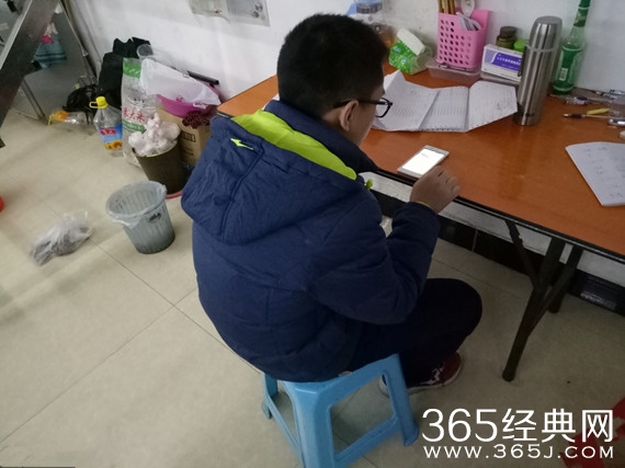 14岁少年打赏主播败光父母积蓄是怎么回事 14岁少年两月花光父母3万存款