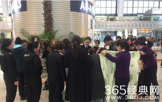 女子候车厅生孩子现场照 女子候车厅生产群众自发遮挡