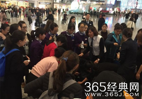 女子候车厅生孩子现场照 女子候车厅生产群众自发遮挡