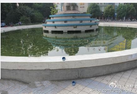 女子倒走摔入喷水池溺亡 喷水池水深吗
