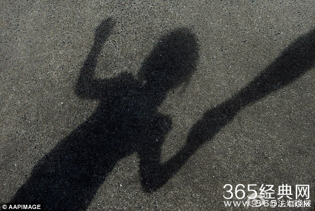 男子将4个孩子关笼子里、用车门夹手指，还对他们实施性虐