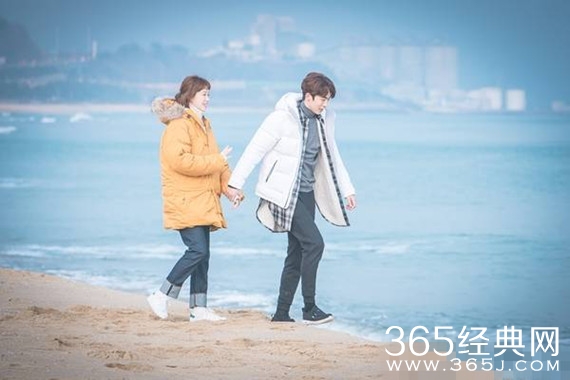 举重妖精金福珠李圣经南柱赫漫步海边 举重妖精金福珠超甜臂枕剧照公开