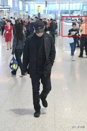 李连杰的机场新闻图亮点在哪里 李连杰的机场新闻图背后的女人是谁