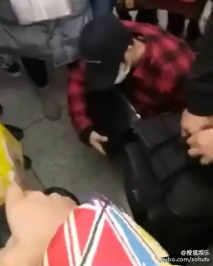 王嘉尔为什么机场下跪 王嘉尔哀求粉丝说了什么