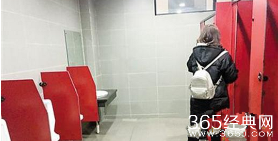 女厕怎么会有小便池 高校女厕现小便池女学生什么反应