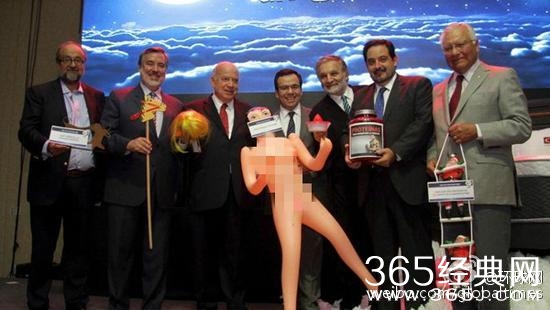 智利经济部长收充气娃娃是怎么回事 智利经济部长喜收充气娃娃引众怒