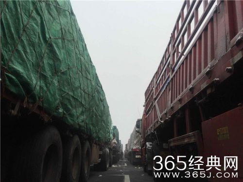 进京快递货车因霾堵车 三天未挪一步