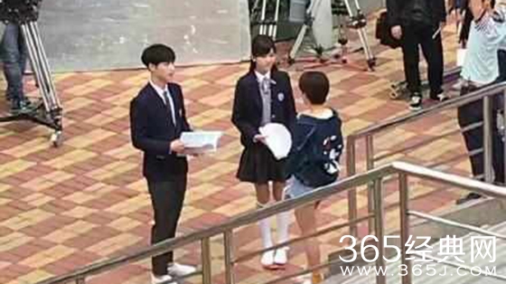 张艺兴星海拍摄新剧 变身帅学长上演制服诱惑