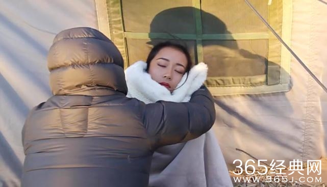 吉克隽逸沙漠开工拍的什么 被冻晕厥脸色苍白照片